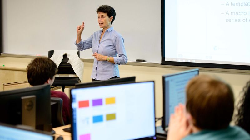 Frouke de Quillettes teaching a class in a computer lab (2018)